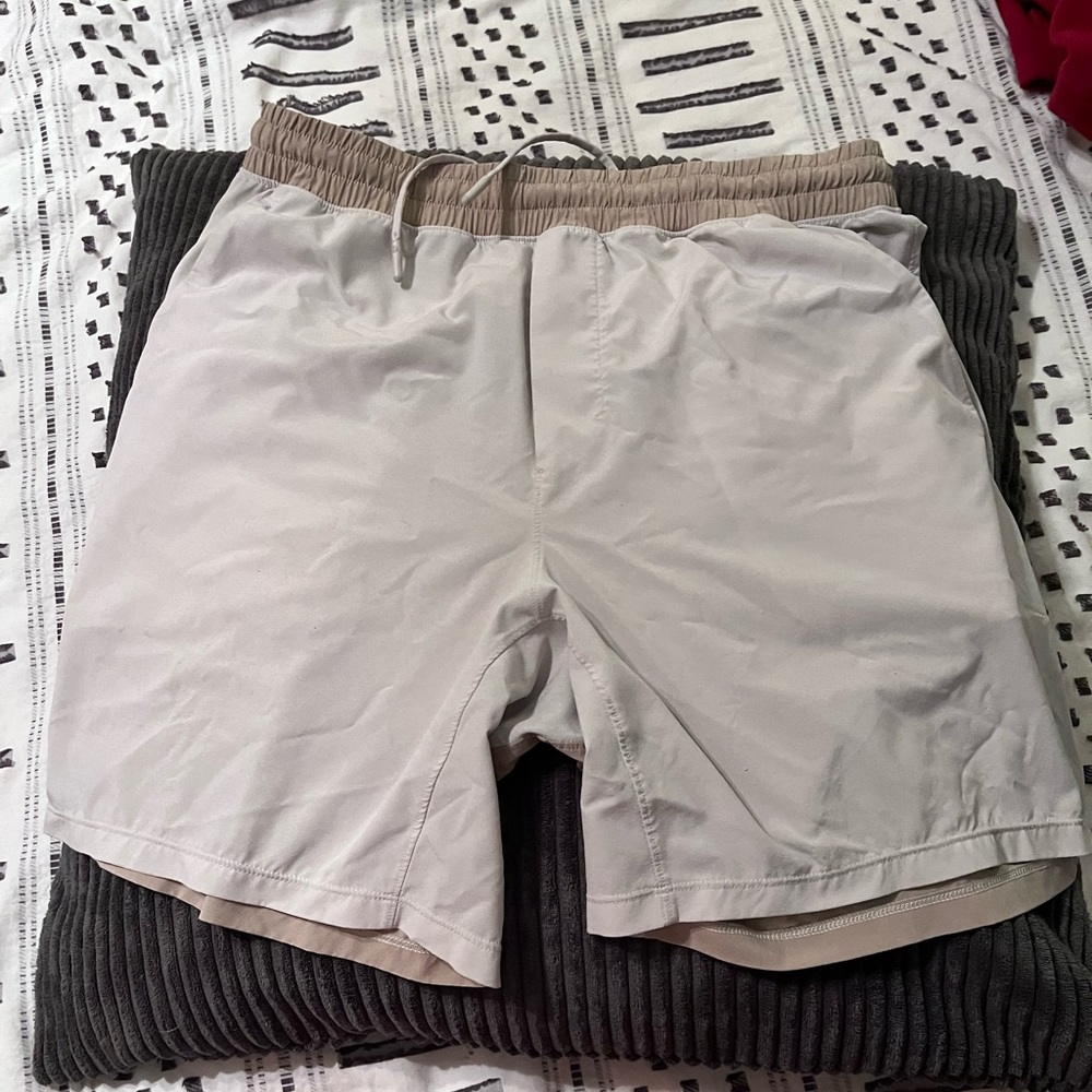 EUC lululemon shorts. Sz medium. Tan and cream.